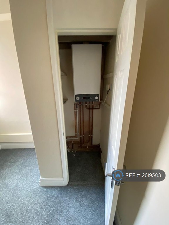 2 bedroom flat in West Street, Yeovil, BA20 (2 bed) (#2619503)