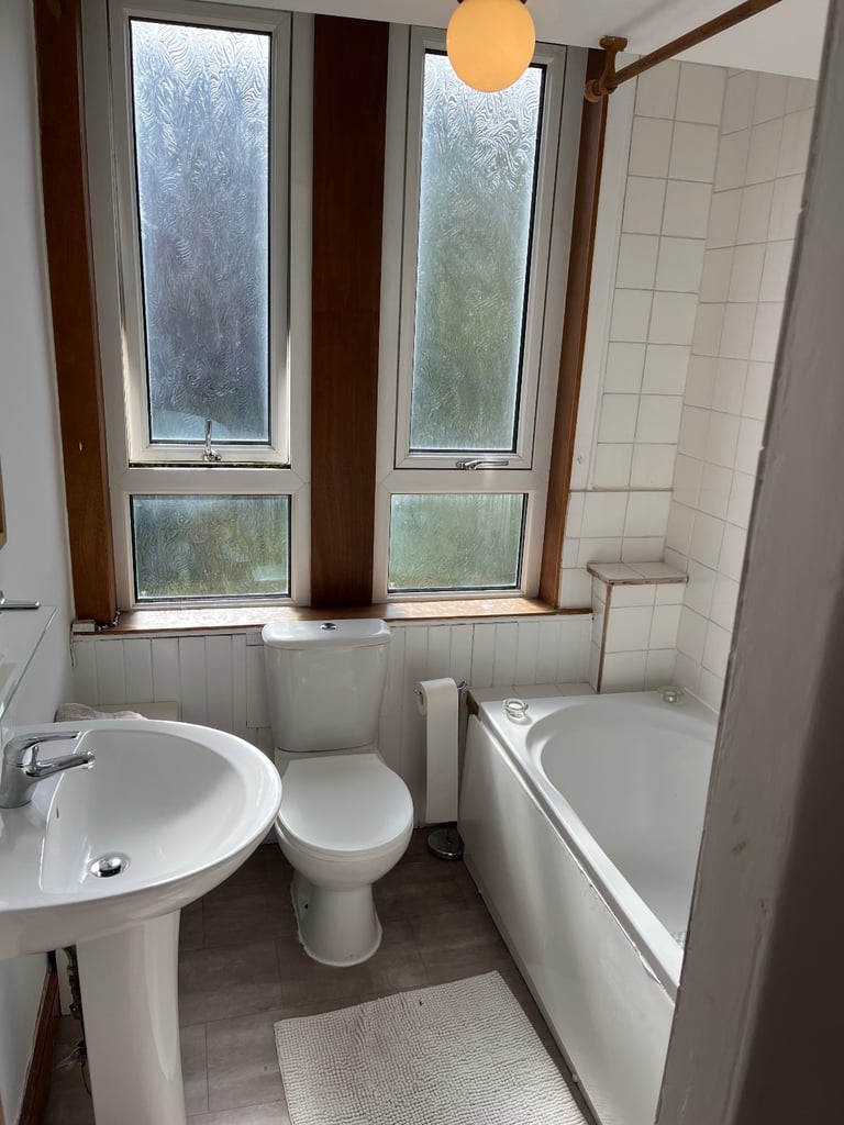 Cosy, snug, 1-bedrmd flat, overlooking the tranquil waters of the canal