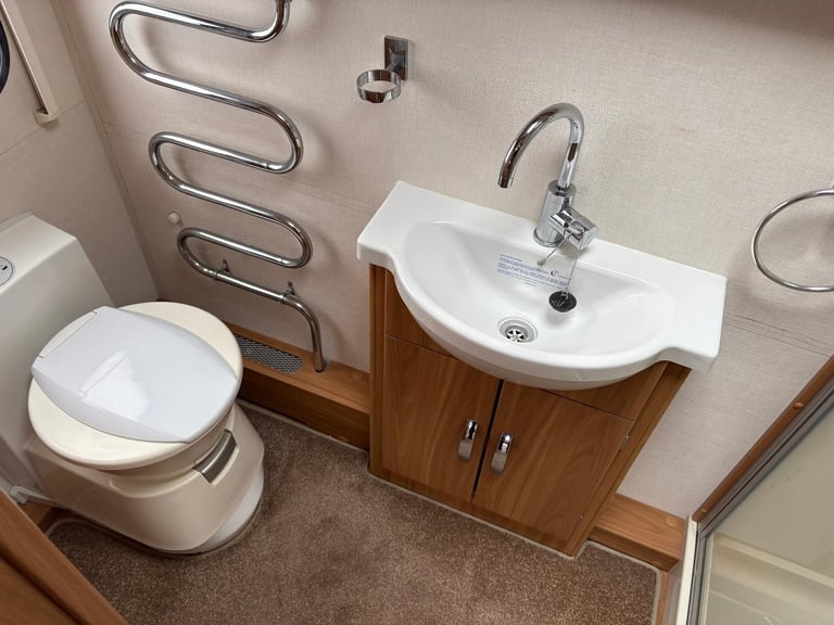 LUNAR CLUBMAN SB- FIXED SINGLE BEDS + END WASHROOM + MOTORMOVER