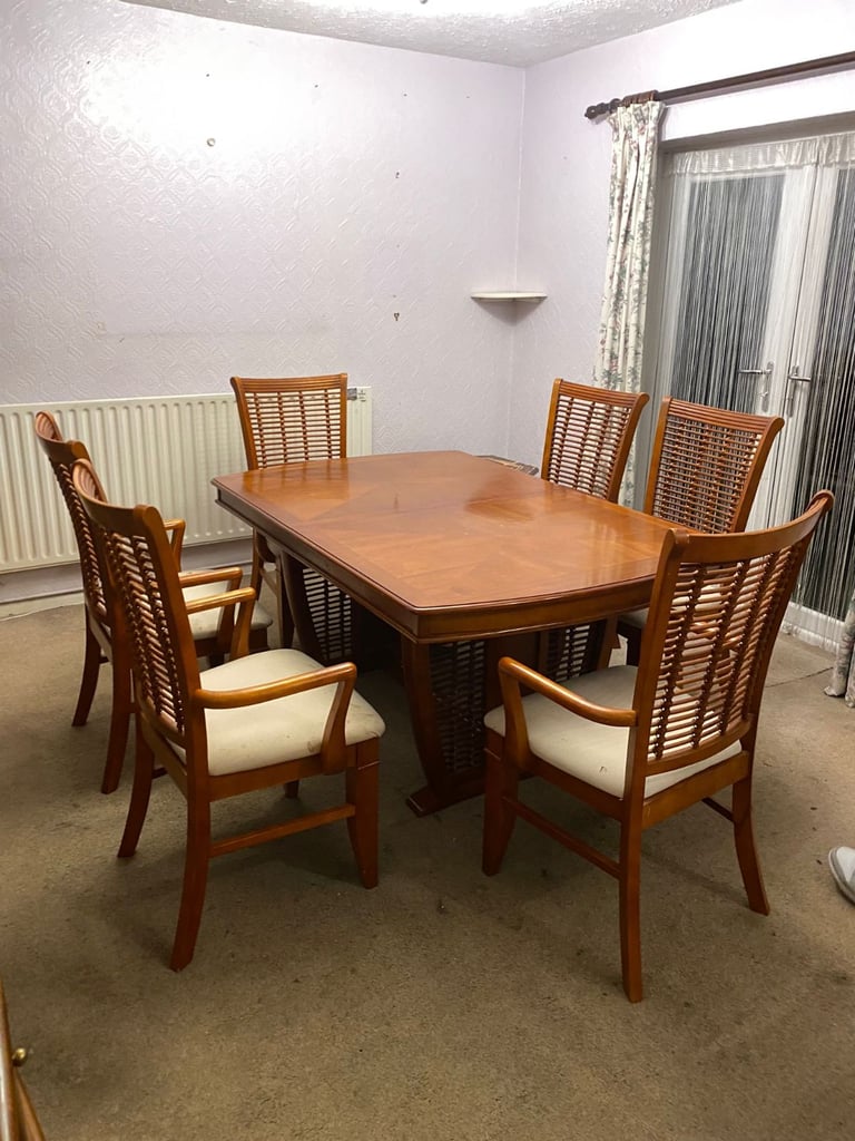 Dining Table With 6x Chairs 