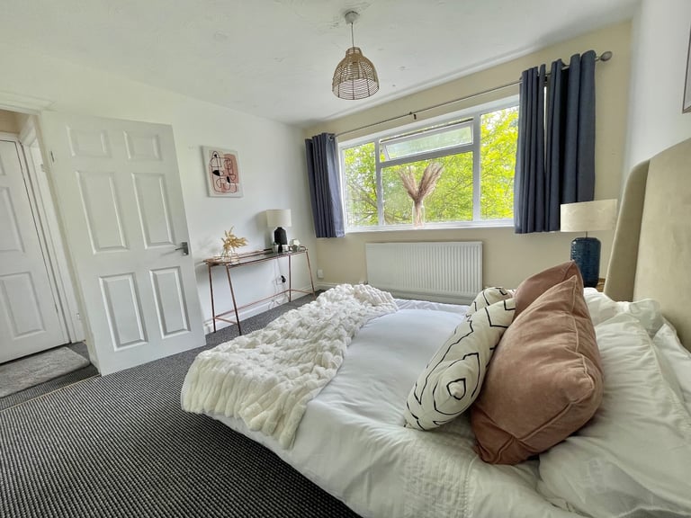 4 bedroom attached house Rugby centre 