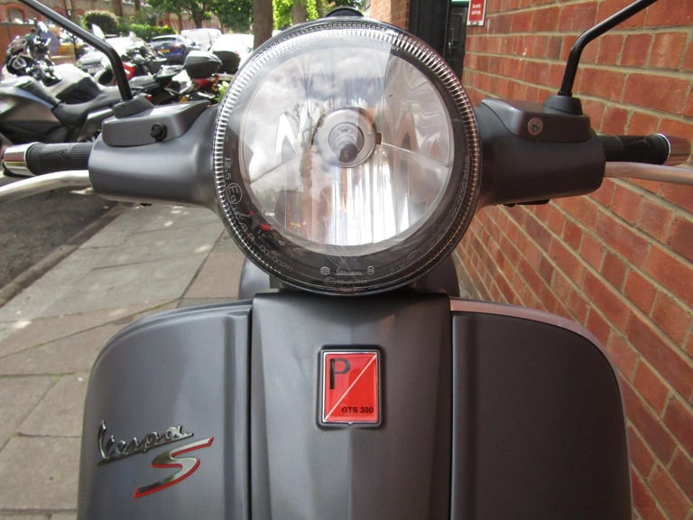 Piaggio Vespa GTS 300 * ONE KEEPER FROM NEW * 9850  MILES* MAT GREY * 
