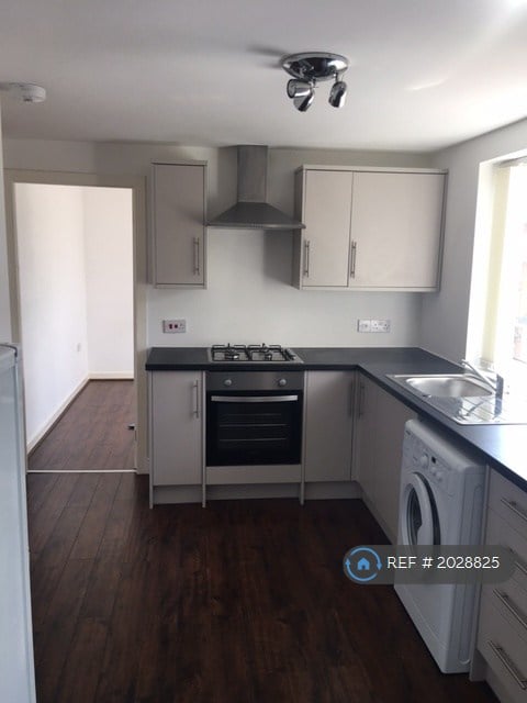 2 bedroom flat in Highfield Road, Widnes, WA8 (2 bed) (#2028825)