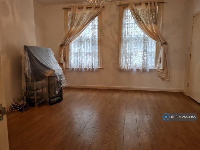 image for 2 bedroom flat in Caledonian Place, Worthing, BN11 (2 bed) (#2640968)