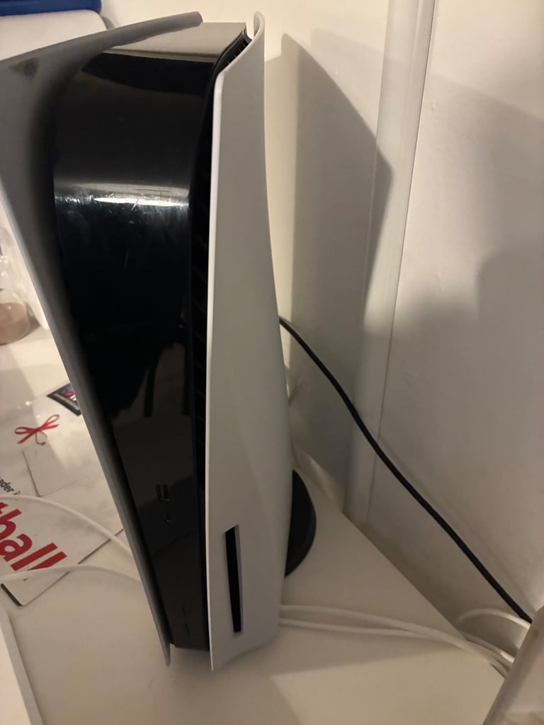 PlayStation 5 Disk 825GB + 1 White controllers