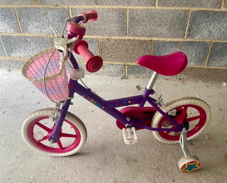Kids bike with stabilisers and basket. 