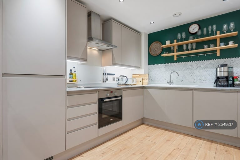 3 bedroom flat in Upper Clapton Road, London, E5 (3 bed) (#2649217)