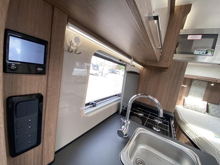 2018 BAILEY UNICORN VALENCIA 4 BERTH TOURING CARAVAN