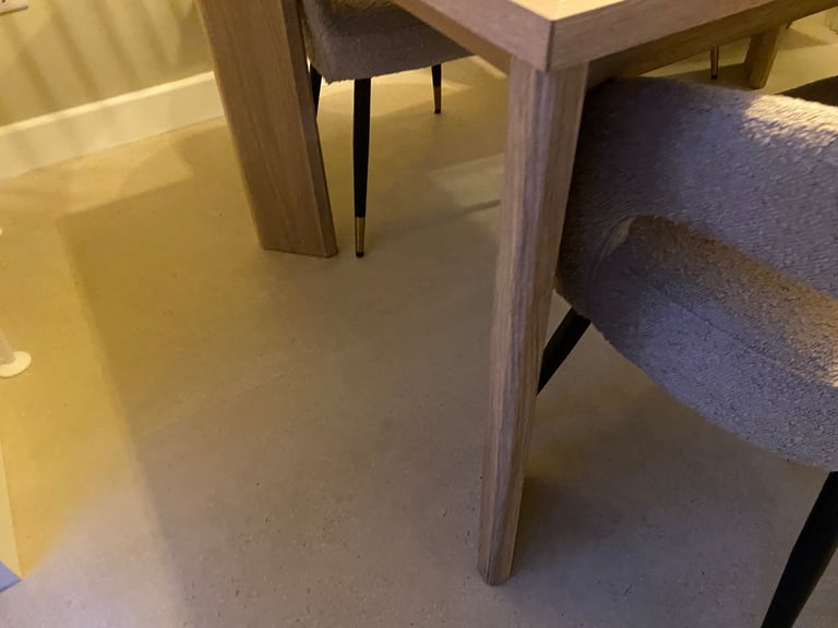 NEXT MALVERN OAK EFFECT 6/8 EXTENDING DINNING TABLE ( 2 MONTHS OLD ) 