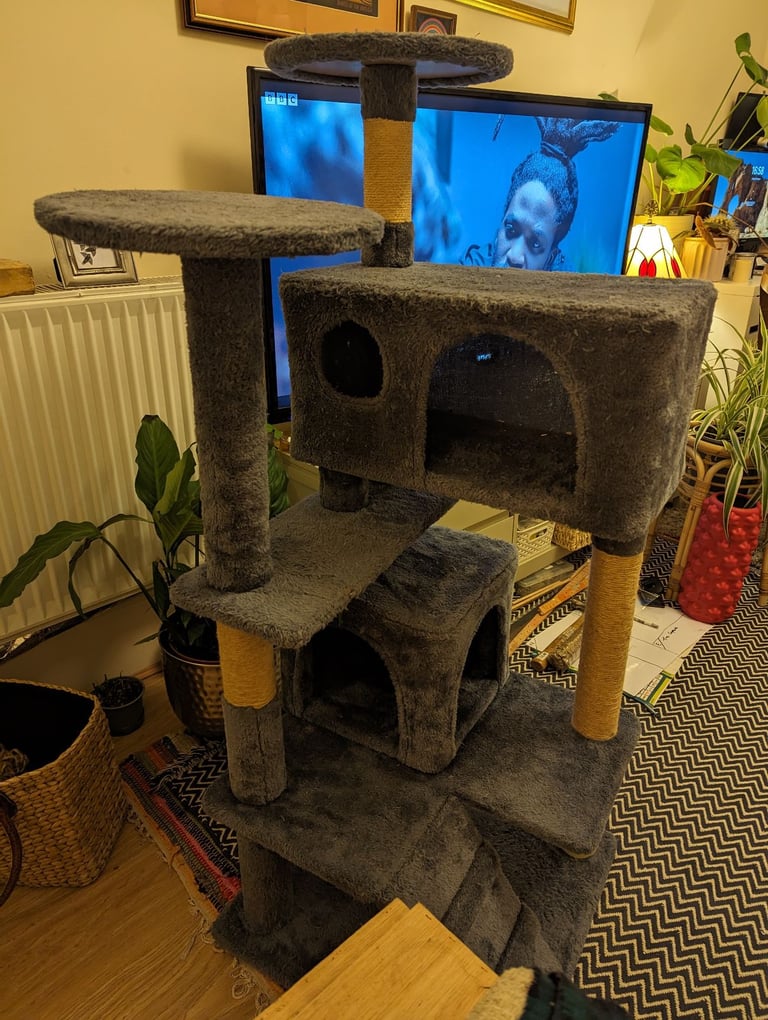 Large cat tree / scratching post