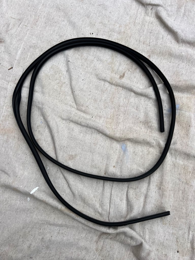 Genuine Audi A6 roof bars.  Ref: 4F9 071 151 666