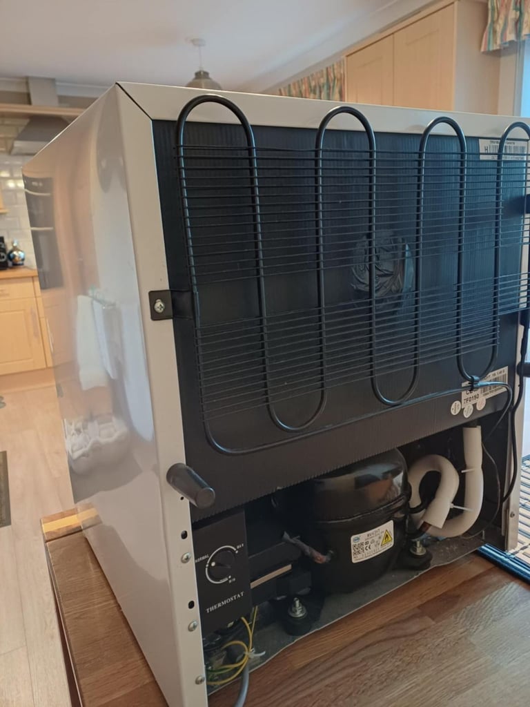 AS NEW CURRYS ESENTIALSCOUNTER TOP FREEZER