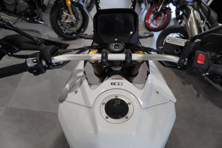 Suzuki V-Strom 800 DE, 2025, Pearl Tech White. IN STOCK NOW