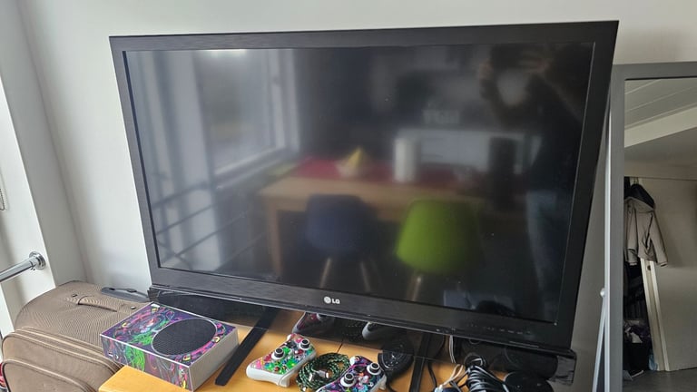LG 42” Full HD TV + Panasonic Soundbar with Subwoofer