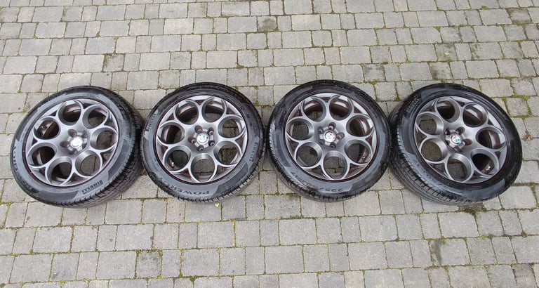 image for 17 inch Horseshoe Pepperpot Alloy Wheels Set - Alfa Romeo Giulia
