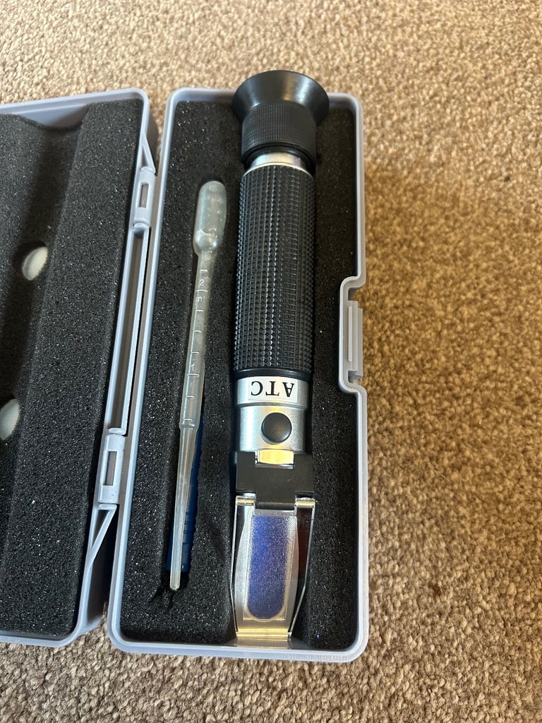 Portable refractometer for aquariums / tanks