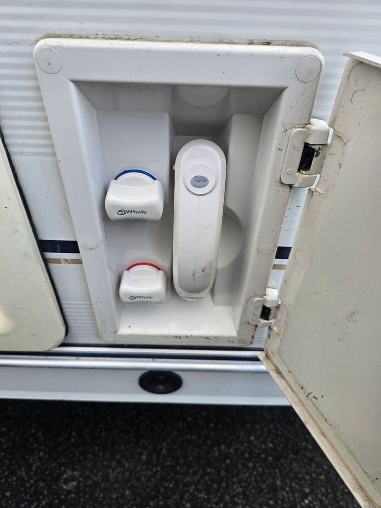 2005 Coachman VIP 530/4  Here is our 2005 Coachman VIP with a fixed bed 