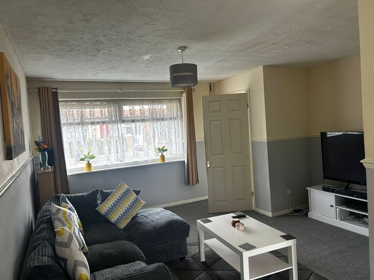 3 bed end terraced to rent with parking