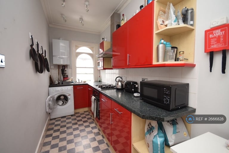 2 bedroom flat in Harbut Road, London, SW11 (2 bed) (#2666828)