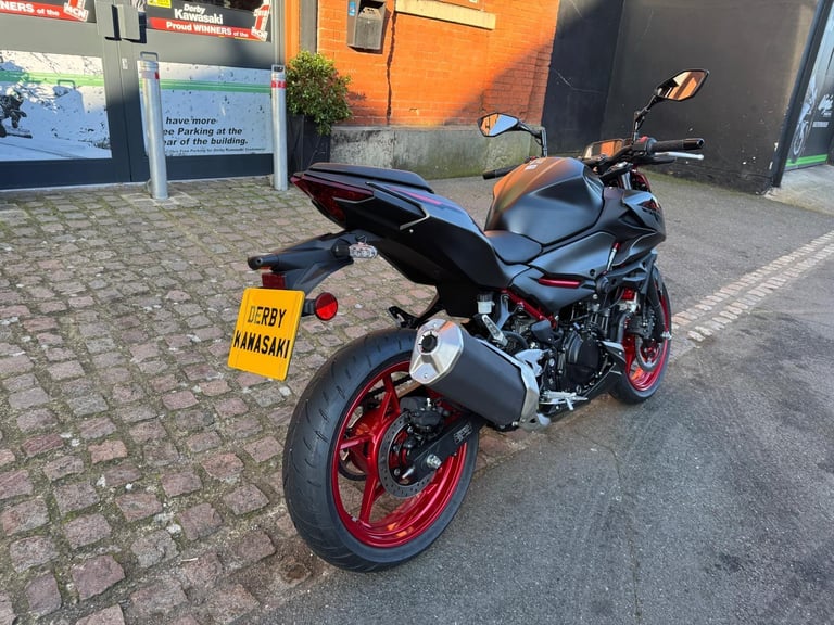Kawasaki Z500 SE naked motorcycle in Red, A2 licence- only 13 miles 