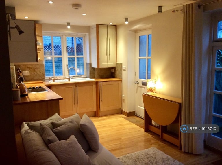 1 bedroom flat in Compton Way, Witney, Oxfordshire, OX28 (1 bed) (#1643740)