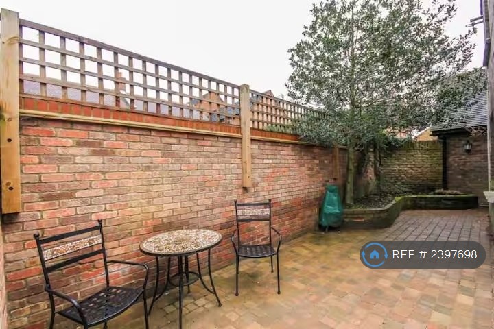 3 bedroom flat in High Street, Harpenden, AL5 (3 bed) (#2397698)