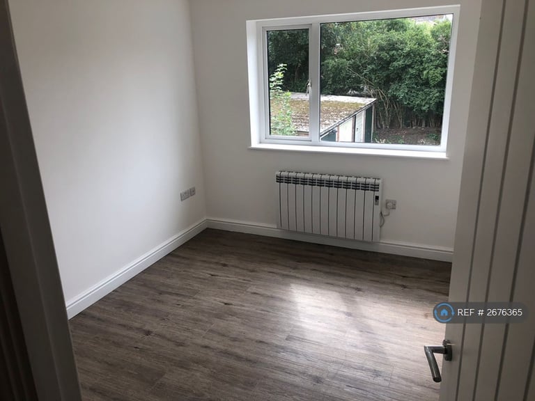 2 bedroom flat in Chaucer Road, Ashford, TW15 (2 bed) (#2676365)