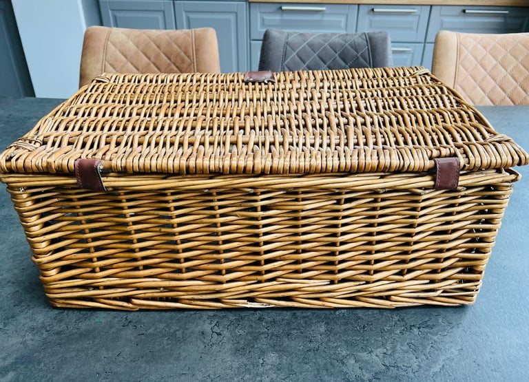 The Gift Company Stunning Picnic Basket with in-built Cool Box