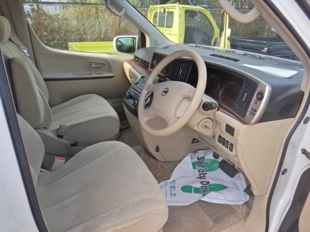 2004 Nissan Elgrand 3.5 X AUTOMATIC 4X4 * 8 SEATER RECLINING BUSINESS SEATS * ONLY 38000 MILES   ...