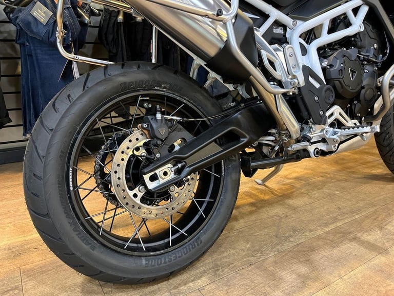 2025 Triumph Tiger 900 RALLY PRO PREMIUM TWIN COLOUR Petrol black 6 Speed