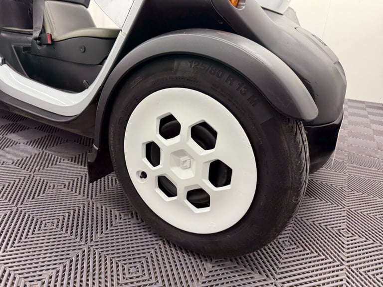 2012 Renault Twizy 13kW COLOUR 2dr Auto - LOW 14000 MILES **£20 ROAD TAX** SALOON Electric Automatic