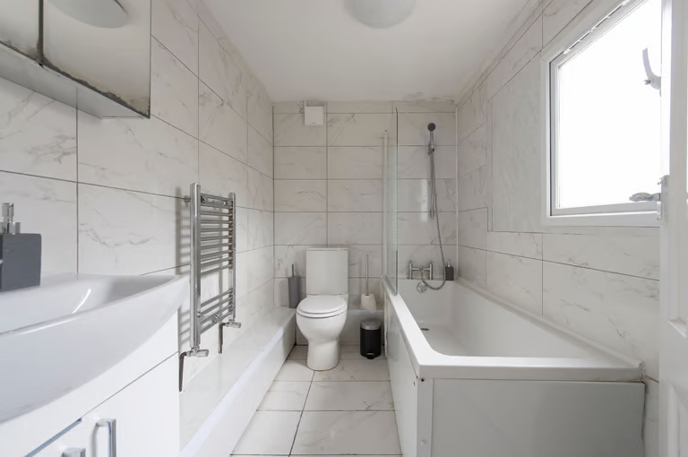 🏡 Spacious 4-Bed House for Rent – CR7 7EP