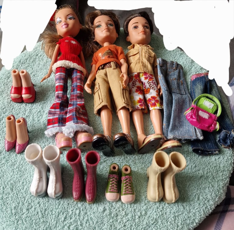image for Bratz dolls x3 with clothes and shoes 