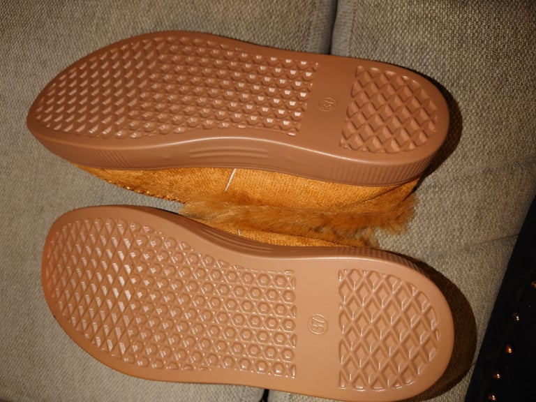 Brown slippers size 4 Euro 37