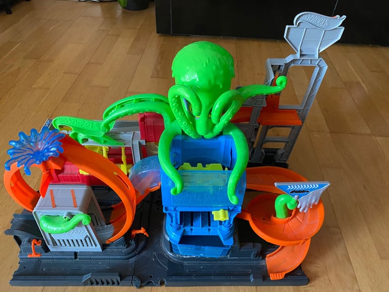 Hot wheels Car Wash set.