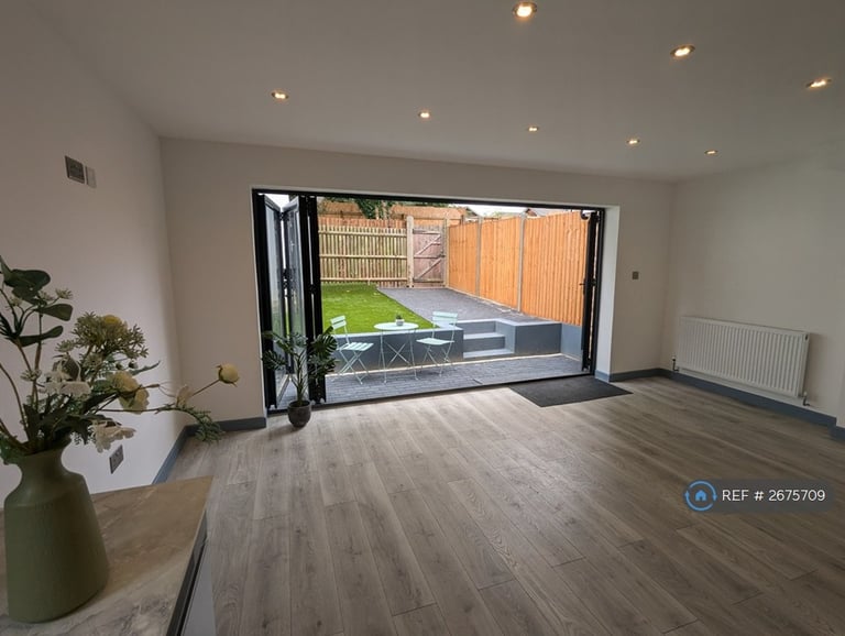 3 bedroom house in Barlow Close, Wallington, SM6 (3 bed) (#2675709)