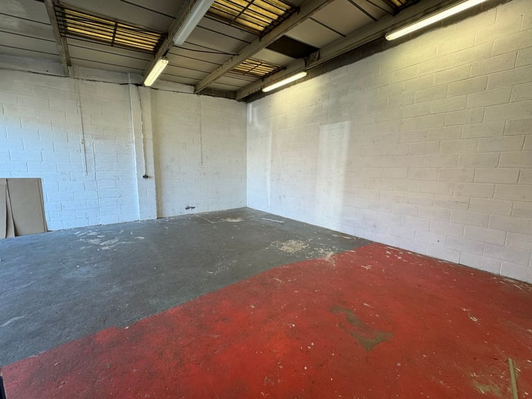 Small industrial unit secure with parking, 10 MINS FROM TOWN, great location 
