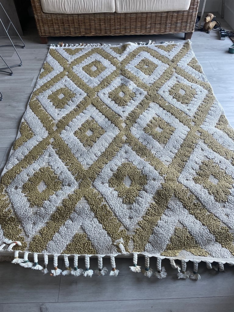 image for Large rug approx 5ft by 8ft cream /ochre free