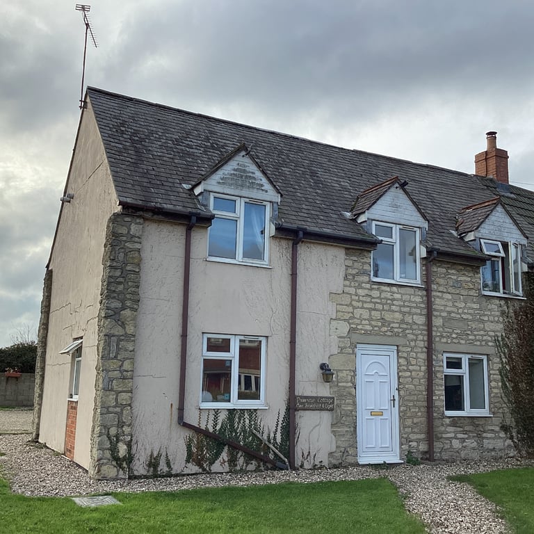 Excellent 1 Bed Self-contained Furnished Flat in Lyneham with Parking. £475.00 per month plus bills.