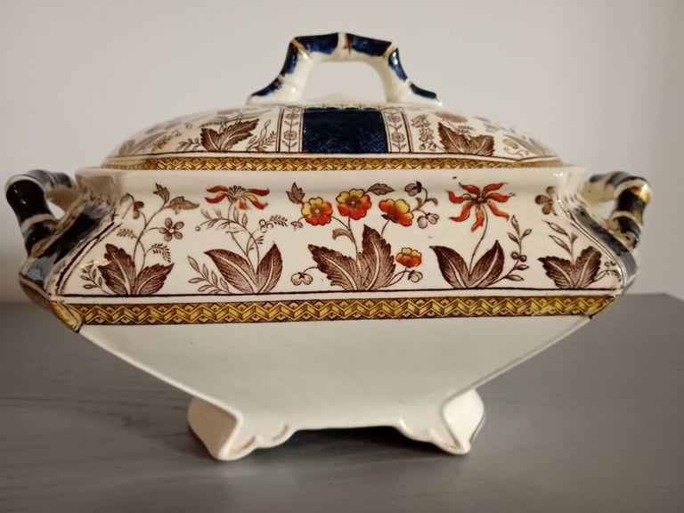 Ceramic pottery tureen 