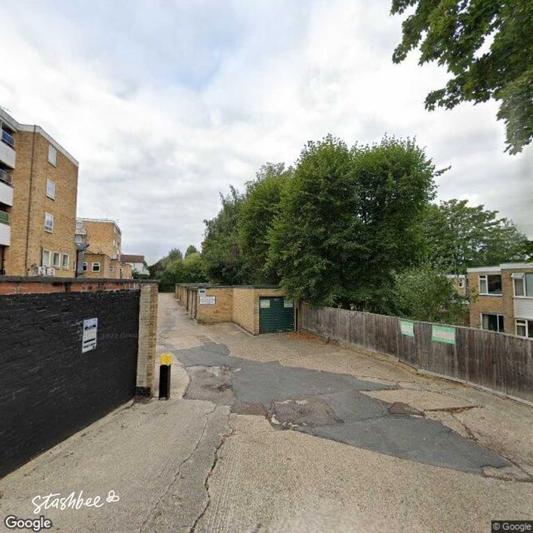 Garage to rent in Barnet (EN4) | Stashbee