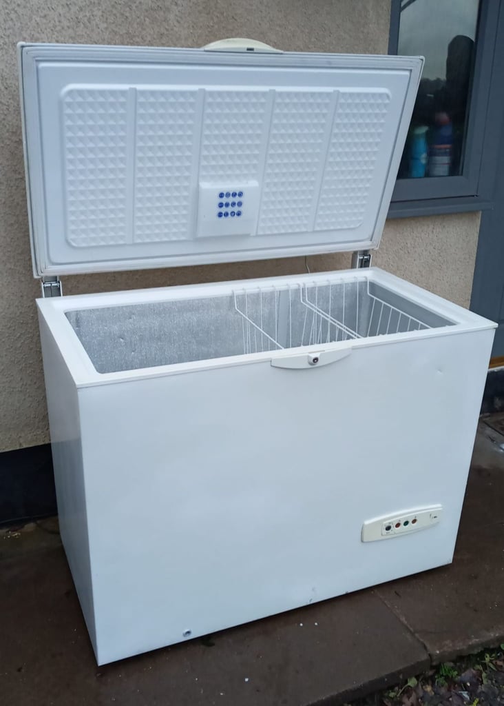 EXTRA LARGE CHEST FREEZER: ELECTROLUX,  304 LITRES * delivery available *