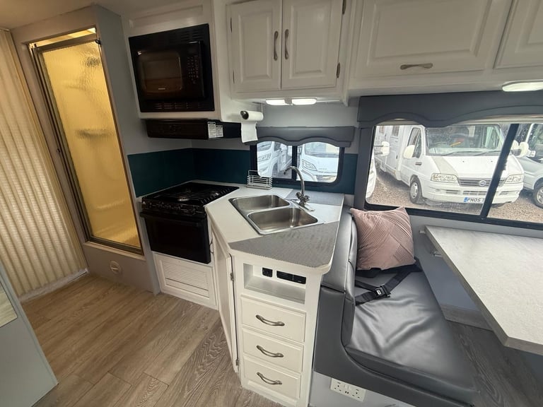 FourWinds Chateau Sport 7 Berth 7 Seatbelts 2006 American RV Motorhome For Sale 