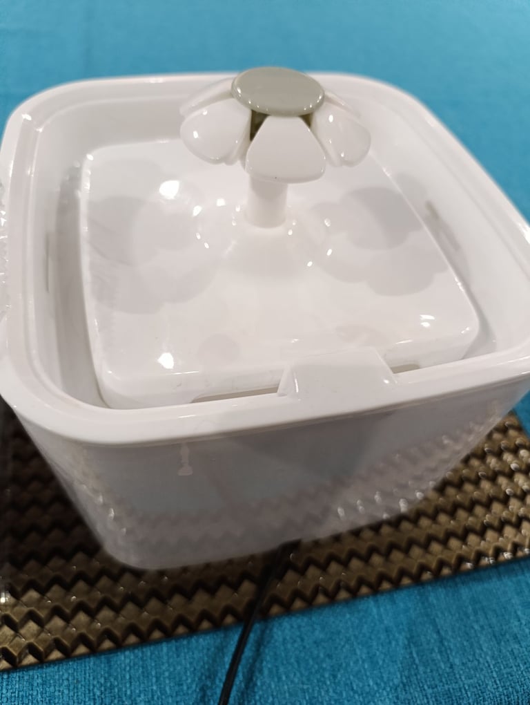image for Cat water fountain - nearly new 