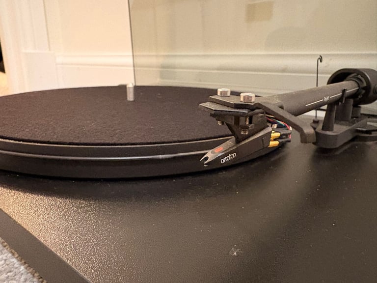 Pro-ject Essentials II Turntable 