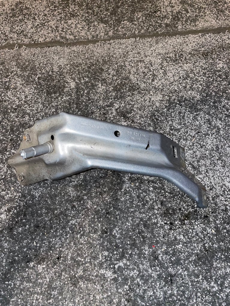 SEAT LEON MK2 PASSENGERS WING BRACKET HOLDER | 1P0821135 | 