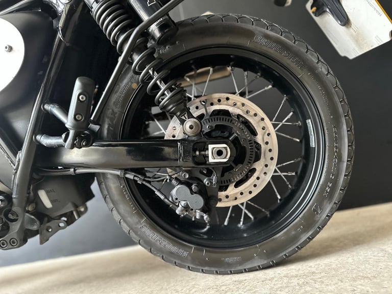 STUNNING 2020/20 TRIUMPH STREET SCRAMBLER MOTORCYCLE 