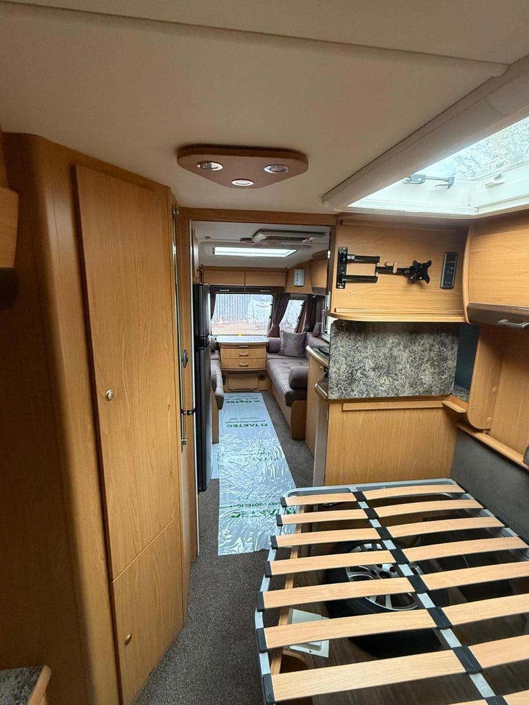 2011 Buccaneer Schooner Fixed bed end large washroom