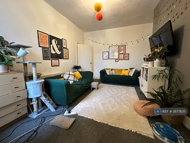 2 bedroom flat in Heaton, Newcastle Upon Tyne, NE6 (2 bed) (#2677835)