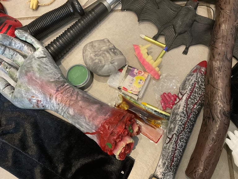 Halloween costumes / accessories / lamps 